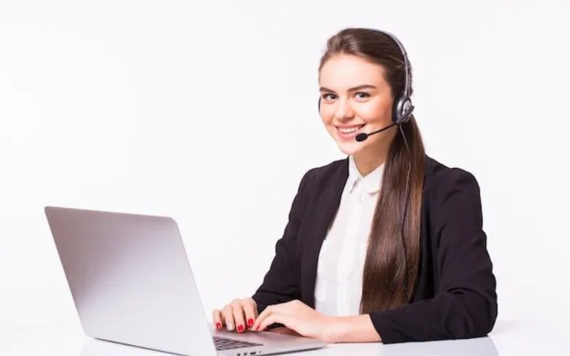 مشاوره رایگان مهاجرت به آلمان - A PICTURE OF WOMAN WHO IS CALLING